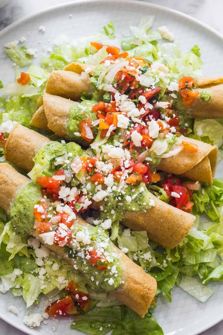 Deliciosas flautas de pollo para disfrutar en casa Flautas de Pollo (chicken rolled tacos)